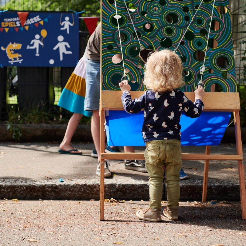 Foto eines Kleinkindes am Spielen draussen Foto eines Kleinkindes am Spielen draussen