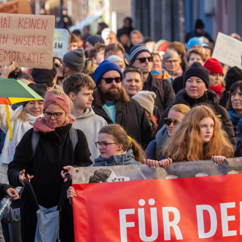 Foto eines Demonstrationszuges auf einem Schild steht Hass hat keinen Platz in unserer Demokratie Foto eines Demonstrationszuges auf einem Schild steht Hass hat keinen Platz in unserer Demokratie
