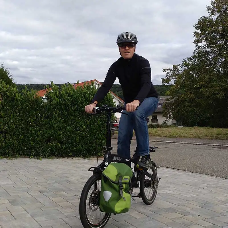 Mitarbeiter mit Faltrad Rainer Brand Mitarbeiter mit Faltrad Rainer Brand