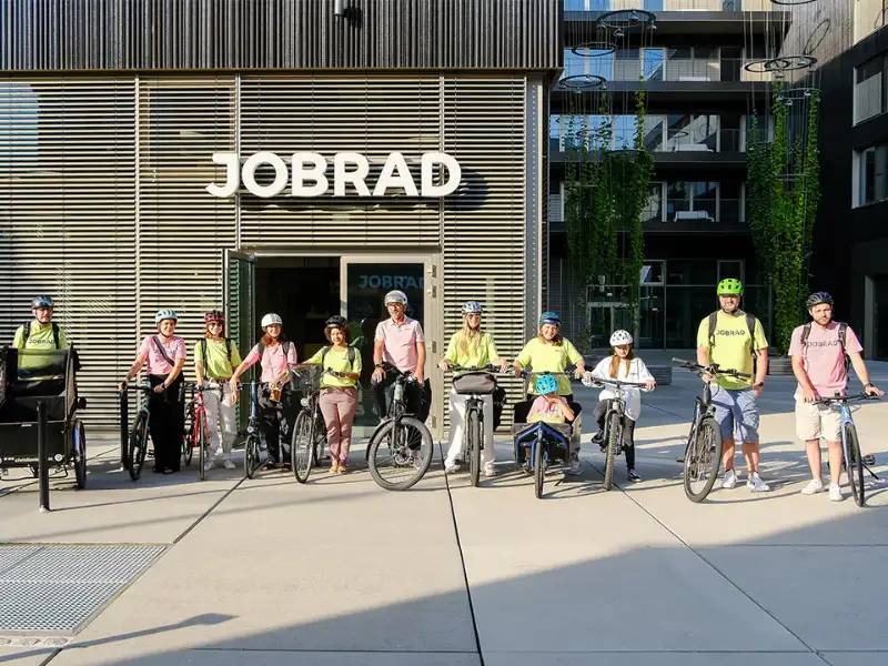 JobRad-Mitarbeitende liefern neues SC-Trikot aus JobRad-Mitarbeitende liefern neues SC-Trikot aus