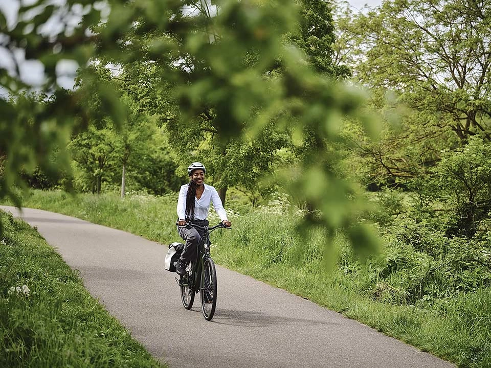 Eine JobRadlerin auf dem Arbeitsweg