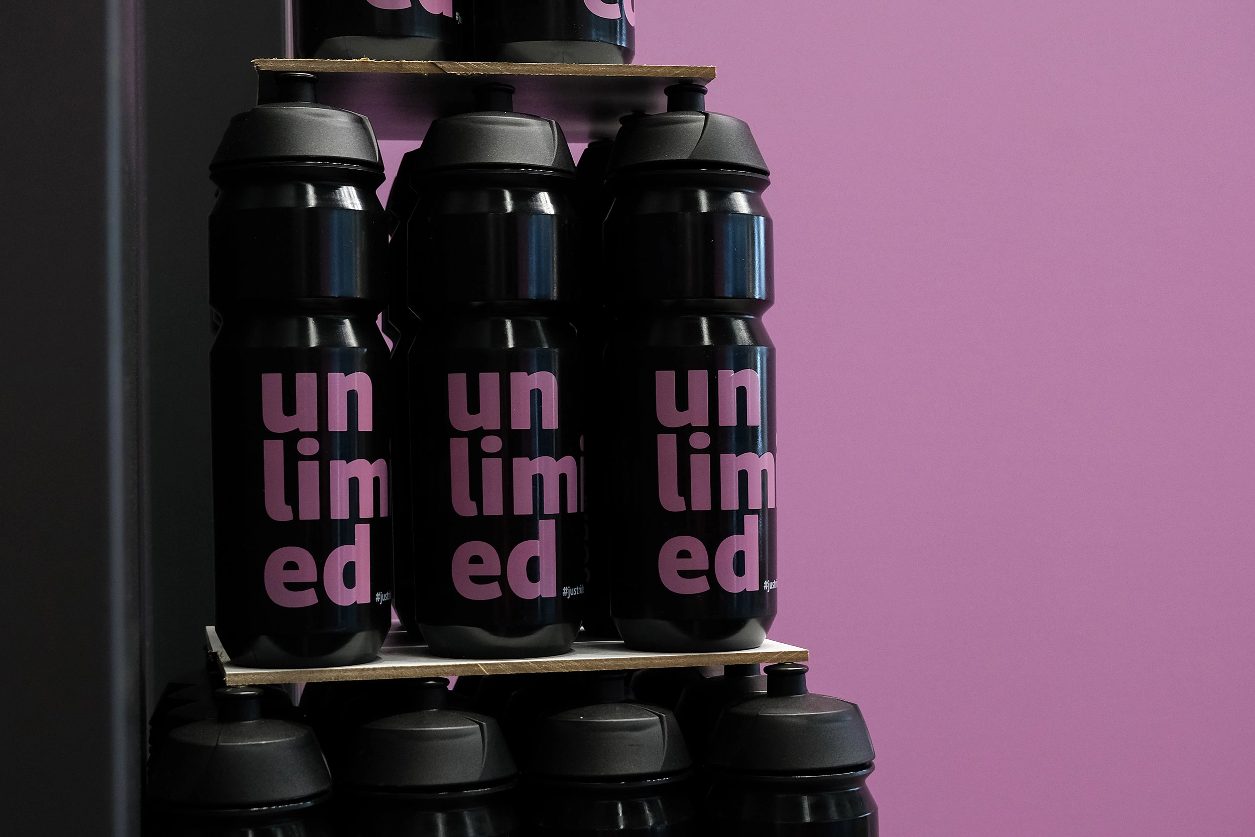 schwarze Fahrradflaschen mit "unlimited" Schriftzug