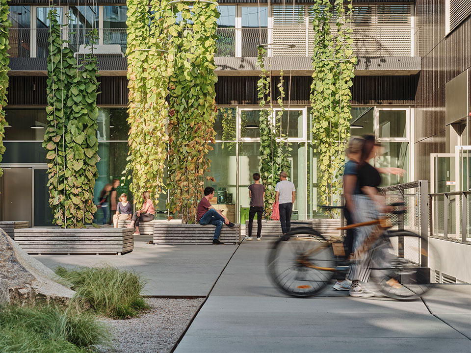 JobRad-Mitarbeitende auf dem Campus mit Bewegungsunschärfe